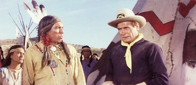Obwohl Captain Benton (Darren McGavin, r.) alles versucht, eine Einigung mit Sitting Bull (Michael Pate, l.) und den Sioux zu erzielen, wird das Kriegsbeil ausgegraben … – Bild: Columbia Pictures Lizenzbild frei
