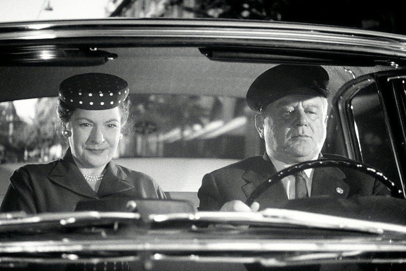 Taxichauffeur Bänz
Marianne Hediger als Frau Bosshardt, Schaggi Streuli als Oscar Bänz.
SRF/Atlantic Film AG – Bild: SRF1 Taxichauffeur Bänz
Marianne Hediger als Frau Bosshardt, Schaggi Streuli als Oscar Bänz.
SRF/Atlantic Film AG – Bild: SRF1
