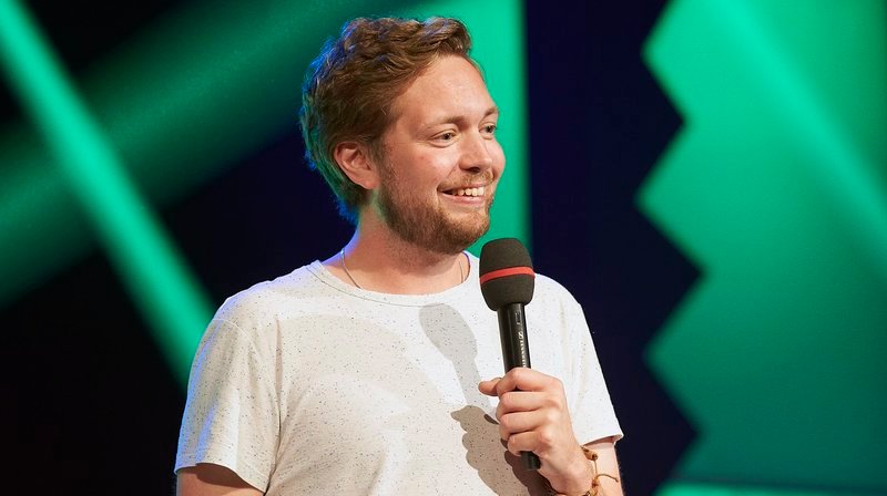 Bastian Bielendorfer ist Deutschlands Lehrerkind Nummer eins. Wenn der mittlerweile diplomierte Psychologe über sein Leben und Leiden mit seinen Paukereltern und der Diktatur ihres roten Korrekturfineliners plaudert, liegen ihm Leser wie Zuschauer mit Schnappatmung und Zwerchfellmuskelkater zu Füßen. – Bild: WDR/Melanie Grande Bastian Bielendorfer ist Deutschlands Lehrerkind Nummer eins. Wenn der mittlerweile diplomierte Psychologe über sein Leben und Leiden mit seinen Paukereltern und der Diktatur ihres roten Korrekturfineliners plaudert, liegen ihm Leser wie Zuschauer mit Schnappatmung und Zwerchfellmuskelkater zu Füßen. – Bild: WDR/Melanie Grande