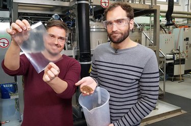 Die ?Xenius?-Moderatoren Gunnar Mergner (li.) und Pierre Girard (re.) mit Kunststoff und Apfeltrester – Bild: arte Die ?Xenius?-Moderatoren Gunnar Mergner (li.) und Pierre Girard (re.) mit Kunststoff und Apfeltrester – Bild: arte
