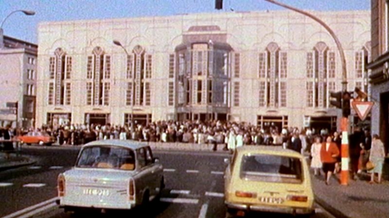 Glamour, Stars und die schönsten lange Beine. Der Berliner Friedrichstadtpalast feiert Geburtstag. Mit Abba, Dagmar Koller, Vanessa Mai, Hape Kerkeling und natürlich der berühmten Girlreihe. – Zu DDR-Zeiten der größte Unterhaltungspalast des Landes. – Bild: rbb Glamour, Stars und die schönsten lange Beine. Der Berliner Friedrichstadtpalast feiert Geburtstag. Mit Abba, Dagmar Koller, Vanessa Mai, Hape Kerkeling und natürlich der berühmten Girlreihe. – Zu DDR-Zeiten der größte Unterhaltungspalast des Landes. – Bild: rbb