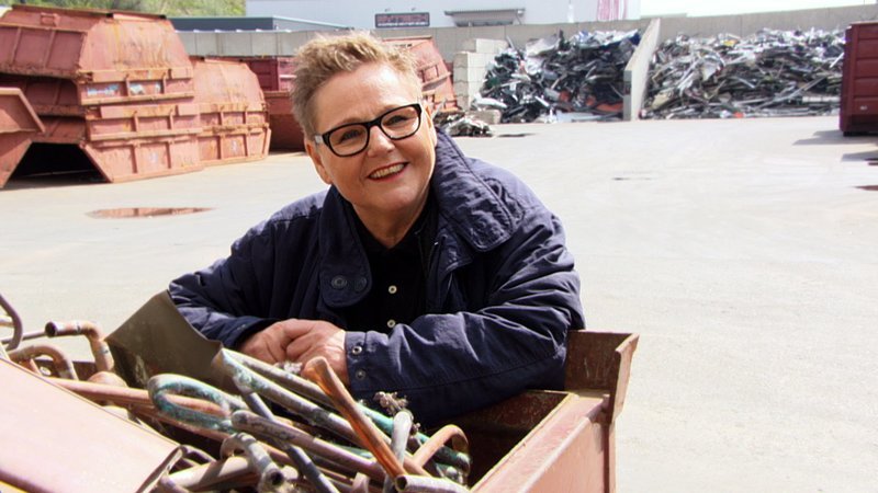 Geschäftsführerin Brigitte Kranner handelt mit Altmetallen. – Bild: ZDF und ORF/​Langbein & Partner.