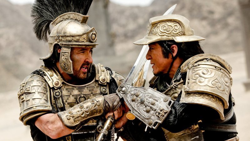 Auf der Flucht vor seinem machtgierigen Bruder Tiberius trifft der römische General Lucius (John Cusack, li.) in China auf Kommandeur Huo An (Jackie Chan, re.), der mit seinen Truppen die Seidenstraße bewacht. Huo An bietet Lucius seine Unterstützung an. Gemeinsam mit einer Armee aus Kriegern 36 verfeindeter Stämme stellen sie sich Tiberius gewaltigen Truppen entgegen.Auf der Flucht vor seinem machtgierigen Bruder Tiberius trifft der römische General Lucius (John Cusack, li.) in China auf Kommandeur Huo An (Jackie Chan, re.), der mit seinen Truppen die Seidenstraüe bewacht. Huo An bietet Lucius seine UnterstĂĽtzung an. Gemeinsam mit einer Armee aus Kriegern 36 verfeindeter Stämme stellen sie sich Tiberius gewaltigen Truppen entgegen. – Bild: Tian jiang xiong shi Auf der Flucht vor seinem machtgierigen Bruder Tiberius trifft der römische General Lucius (John Cusack, li.) in China auf Kommandeur Huo An (Jackie Chan, re.), der mit seinen Truppen die Seidenstraße bewacht. Huo An bietet Lucius seine Unterstützung an. Gemeinsam mit einer Armee aus Kriegern 36 verfeindeter Stämme stellen sie sich Tiberius gewaltigen Truppen entgegen.Auf der Flucht vor seinem machtgierigen Bruder Tiberius trifft der römische General Lucius (John Cusack, li.) in China auf Kommandeur Huo An (Jackie Chan, re.), der mit seinen Truppen die Seidenstraüe bewacht. Huo An bietet Lucius seine UnterstĂĽtzung an. Gemeinsam mit einer Armee aus Kriegern 36 verfeindeter Stämme stellen sie sich Tiberius gewaltigen Truppen entgegen. – Bild: Tian jiang xiong shi
