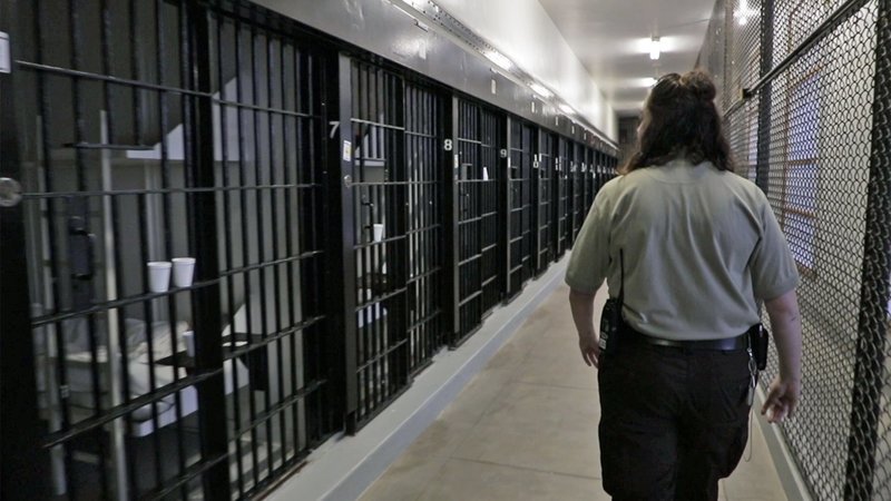 Im Jahr 1965 wurde in Iowa die Todesstrafe abgeschafft, stattdessen gibt es lebenslange Haftstrafen. Rund ein Fünftel der Insassen in Anamosa sitzt lebenslänglich ein. – Bild: N24 Doku