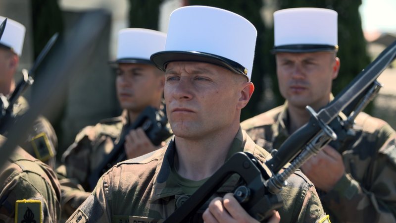 Ronny Bethge ist seit drei Jahren bei der Legion. Er sei schon immer ein risikofreudiger Mensch gewesen, war erst bei der Bundeswehr, danach in der Sicherheitsbranche und nun bei der Elitetruppe. – Bild: ZDF und Jan Sindel/​Jan Sindel