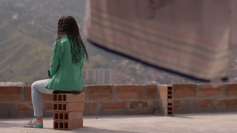 Seit einigen Jahren gibt es in Kolumbien, insbesondere in Medellín, junge weibliche Auftragsmörderinnen – wie Carolina. Aufgrund ihrer Attraktivität und ihrer vermeintlichen Unschuld sind sie leicht in der Lage, ihre männlichen Opfer anzulocken und zu täuschen. – Bild: ZDF und Maria Tubau.