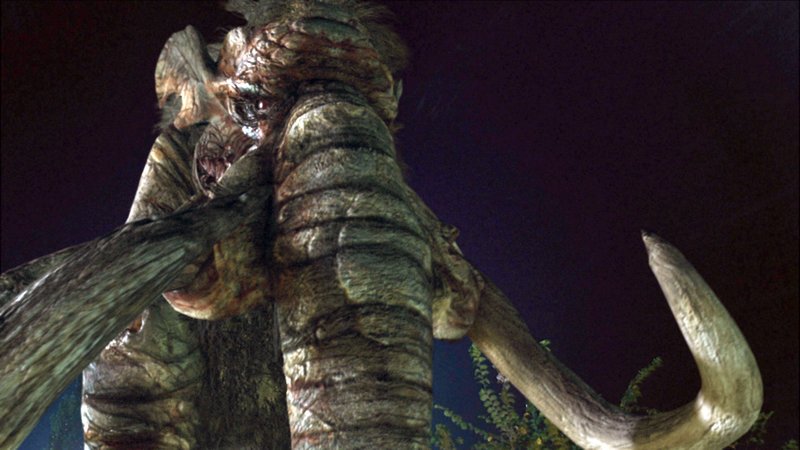 Ein mittels Alien-Technologie aus seinem 40.000-jährigen Tiefschlaf gewecktes Mammut verbreitet Angst und Schrecken im Kleinstädtchen Blackwater. – Bild: RTL Zwei