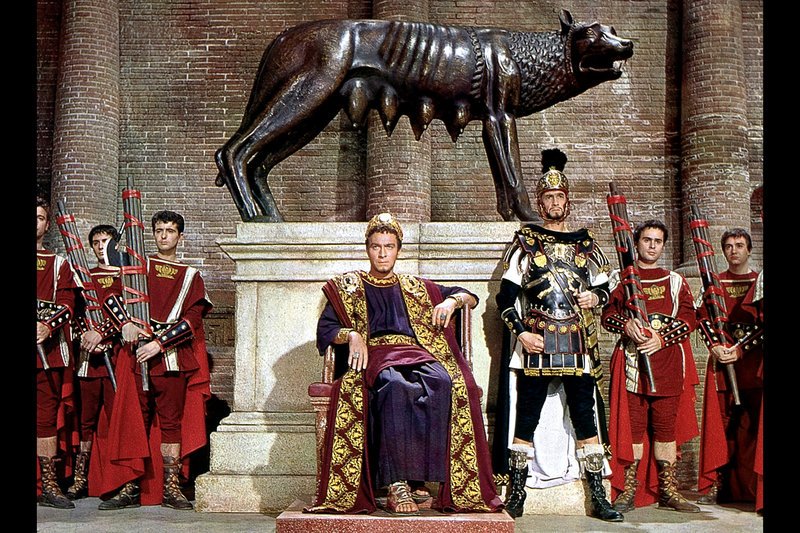 Der selbstherrliche Commodus (Christopher Plummer, Mi.) lässt seinen Vater, Kaiser Marcus Aurelius, vergiften &#x96;- und besteigt selbst den Thron&#x85;… – Bild: ARD /​ © Rank Organisation/​Samuel Bronston Productions
