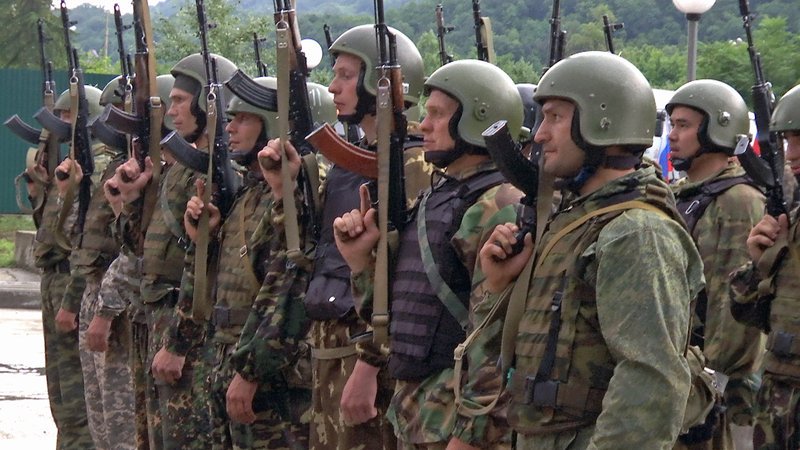 Um das bordeauxrote Barett können sich Sonderkommandos des russischen Innenministeriums, des Geheimdienstes, der Armee und der Strafvollzugsbehörde bewerben. Die Reportage begleitet die „Akula“-Einheit, eine Spezialeinheit der russischen Strafvollzugsbehörde, bei der Jagd nach dem roten Barett. – Bild: WELT