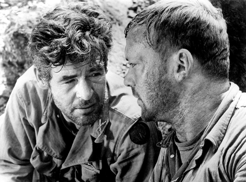 hr-fernsehen TAG OHNE ENDE (Men in War), Spielfilm, USA 1956, Regie: Anthony Mann, am Montag (28.06.10) um 00:15 Uhr. Sergeant Montana (Aldo Ray) und Leutnant Benson (Robert Ryan, li.) beraten ihr weiteres Vorgehen in einer kritischen Situation. – Bild: Credit: WDR/DMS, Source: WDR-Pressestelle/Bildredaktion, / DMB hr-fernsehen TAG OHNE ENDE (Men in War), Spielfilm, USA 1956, Regie: Anthony Mann, am Montag (28.06.10) um 00:15 Uhr. Sergeant Montana (Aldo Ray) und Leutnant Benson (Robert Ryan, li.) beraten ihr weiteres Vorgehen in einer kritischen Situation. – Bild: Credit: WDR/DMS, Source: WDR-Pressestelle/Bildredaktion, / DMB