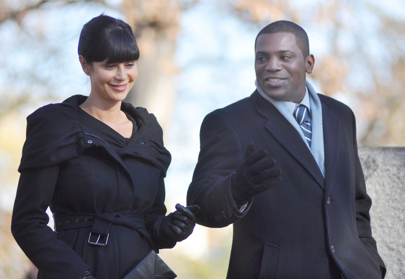 Auf der Beerdigung von Samuel trifft Abby (Catherine Bell, l.) ihren Ex-Kameraden Jeremy (Mekhi Phifer, r.) wieder. Alte Erinnerungen aus der Zeit in Afghanistan kommen bei den ehemaligen Marines hoch - keine guten Erinnerungen ... – Bild: 2011 Sony Pictures Television Inc. All Rights Reserved. Lizenzbild frei Auf der Beerdigung von Samuel trifft Abby (Catherine Bell, l.) ihren Ex-Kameraden Jeremy (Mekhi Phifer, r.) wieder. Alte Erinnerungen aus der Zeit in Afghanistan kommen bei den ehemaligen Marines hoch - keine guten Erinnerungen ... – Bild: 2011 Sony Pictures Television Inc. All Rights Reserved. Lizenzbild frei
