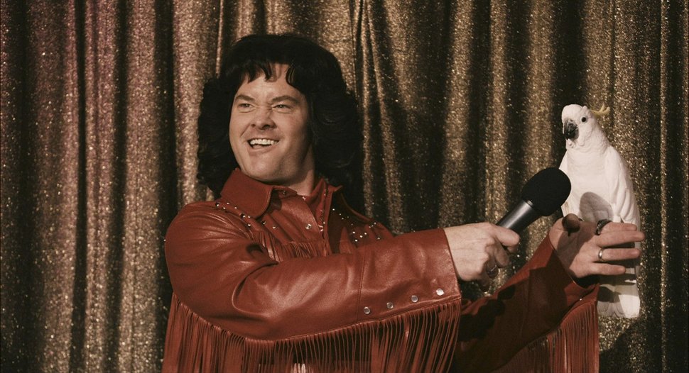 Einst ein großes Tischtennis-Talent, tritt der mittlerweile übergewichtige Randy Daytona (Dan Fogler) nur noch in Matinee-Shows auf. – Bild: kabel eins Classics