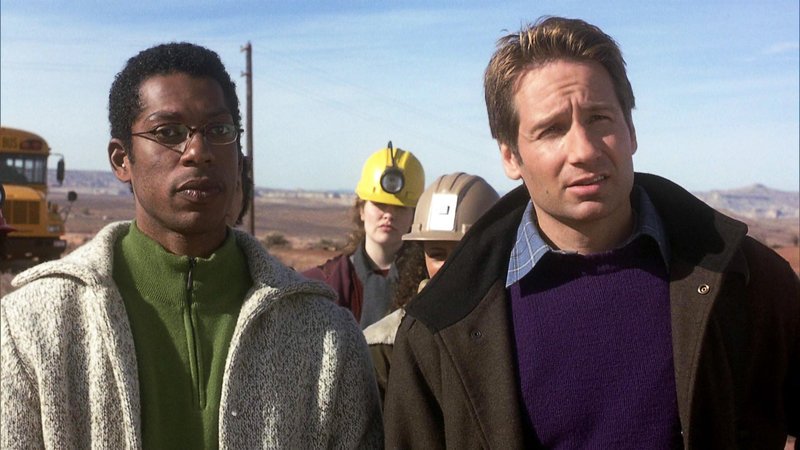 Die Wissenschaftler Harry Block (Orlando Jones, li.) und Ira Kane (David Duchovny, re.) wollen den Meteritenabsturz genauer untersuchen.. – Bild: RTL Zwei Die Wissenschaftler Harry Block (Orlando Jones, li.) und Ira Kane (David Duchovny, re.) wollen den Meteritenabsturz genauer untersuchen.. – Bild: RTL Zwei