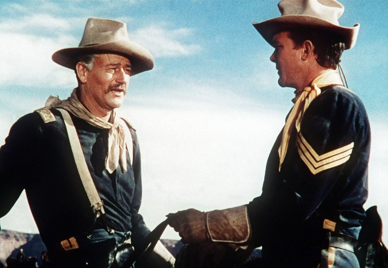 Capt. Nathan Brittles (John Wayne, li.) ist Kommandant eines Forts an der Grenze zum Indianergebiet. – Bild: ZDF und ARD Degeto Capt. Nathan Brittles (John Wayne, li.) ist Kommandant eines Forts an der Grenze zum Indianergebiet. – Bild: ZDF und ARD Degeto