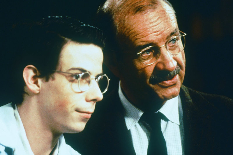 Aus dem Holocaust hat Peter Helfgott (Armin Mueller-Stahl, re.) eine Lektion gelernt, die er an seinen Sohn David (Noah Taylor, li.) weitergibt: Wer überleben will, muss der Beste sein. – Bild: ZDF / © Lakeshore/Geoffrey Simpson Aus dem Holocaust hat Peter Helfgott (Armin Mueller-Stahl, re.) eine Lektion gelernt, die er an seinen Sohn David (Noah Taylor, li.) weitergibt: Wer überleben will, muss der Beste sein. – Bild: ZDF / © Lakeshore/Geoffrey Simpson
