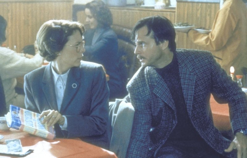 Während Harry im Einsatz ist, hat Helen (Jamie Lee Curtis, l.) ein Stelldichein mit dem vermeintlichen Geheimagenten Simon (Bill Paxton, r.). Da kommt ihr Mann ihr auf die Schliche ... – Bild: 20th Century Fox Film Corporation Lizenzbild frei Während Harry im Einsatz ist, hat Helen (Jamie Lee Curtis, l.) ein Stelldichein mit dem vermeintlichen Geheimagenten Simon (Bill Paxton, r.). Da kommt ihr Mann ihr auf die Schliche ... – Bild: 20th Century Fox Film Corporation Lizenzbild frei