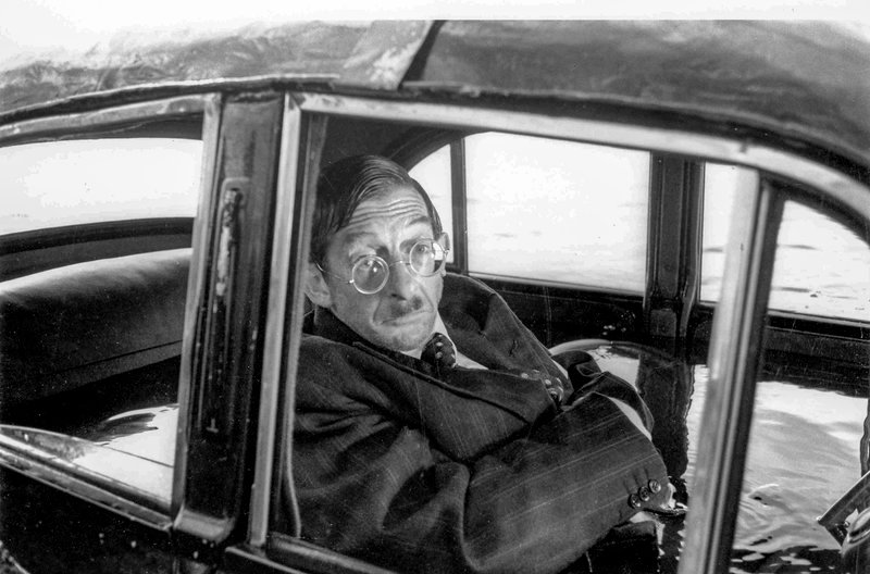 Albert (Jack MacGowran) wird bei einem missglückten Auftrag auf der Flucht verletzt und bleibt im Auto zurück. – Bild: ARD /​ © ARD/​Degeto