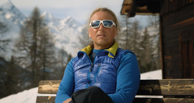 Andy Holzer auf einer Skihütte. – Bild: 3sat