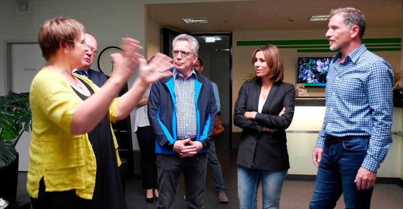 Dreharbeiten mit dem ehem. Verteidigungs- und Innenminister Thomas de Maiziere, Besuch einer Reha-Einrichtung im Landkreis Meißen – Bild: MDR/Hoferichter&Jacobs Dreharbeiten mit dem ehem. Verteidigungs- und Innenminister Thomas de Maiziere, Besuch einer Reha-Einrichtung im Landkreis Meißen – Bild: MDR/Hoferichter&Jacobs