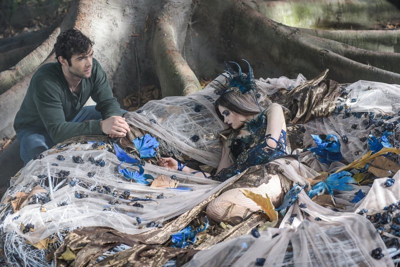 L-R: Thomas (Ethan Peck) und Briar Rose (India Eisley) – Bild: SyFy Universal L-R: Thomas (Ethan Peck) und Briar Rose (India Eisley) – Bild: SyFy Universal
