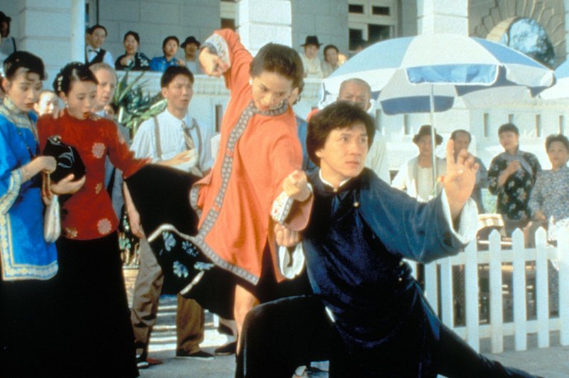 Auch die feine Gesellschaft der Post-Mandschu-Ära hat größten Respekt vor Wong Fei-Hongs (Jackie Chan, vorne l.) Kampfeskünsten … – Bild: Puls 4