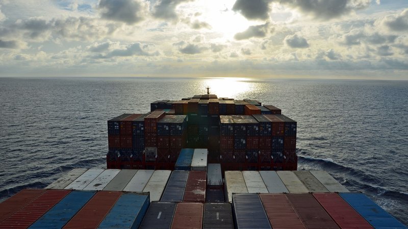 Das deutsche Frachtschiff nimmt Kurs in Richtung Malaysia auf. In sehr persönlichen Interviews berichten die Crewmitglieder nicht nur von ihrer Arbeit und wie sie zur Seefahrt gekommen sind, sondern auch von ihren Wünschen und Träumen. – Bild: N24 Doku