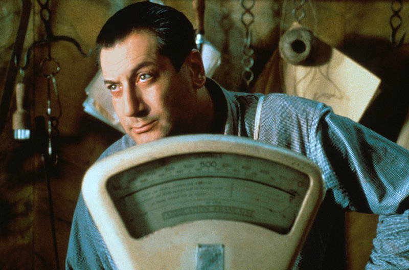 Schlachter Clapet (Jean-Claude Dreyfus) weiß, wie man in schlechten Zeiten gute Geschäfte macht. – Bild: WDR/Miramax Films 1991 Schlachter Clapet (Jean-Claude Dreyfus) weiß, wie man in schlechten Zeiten gute Geschäfte macht. – Bild: WDR/Miramax Films 1991