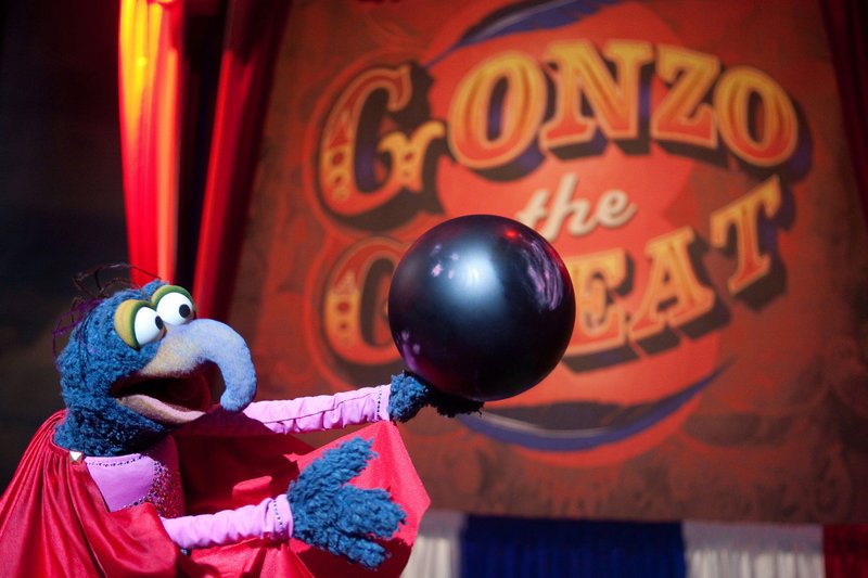 Gonzos Auftritt während der Spendengala geht völlig nach hinten los. Ob die Muppet-Studios trotzdem gerettet werden können? – Bild: The Muppets Studio, LLC. All rights reserved Lizenzbild frei