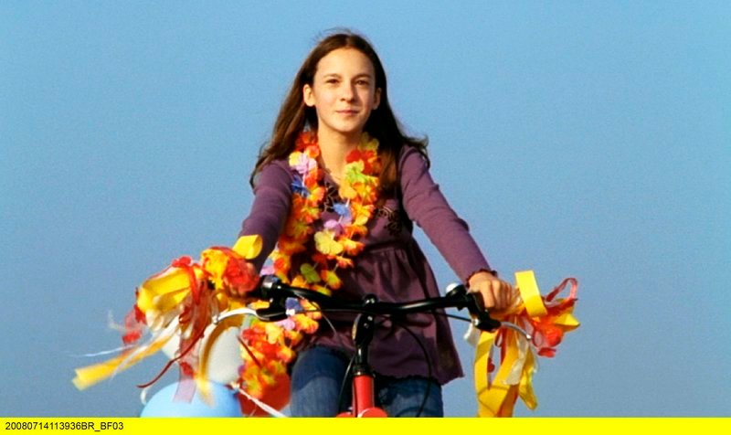 Seit der Trennung ihrer Eltern lebt Nina (Gina Holzapfel) bei ihrer Mutter. Von ihrem Vater hat sie zum Geburtstag ein Fahrrad geschenkt bekommen. – Bild: BR/​Bell
