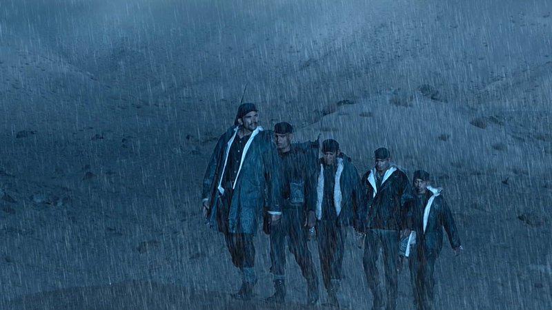 von li: Major Bishan Singh (Soni Sood), men (unknown) – Bild: Zee.One