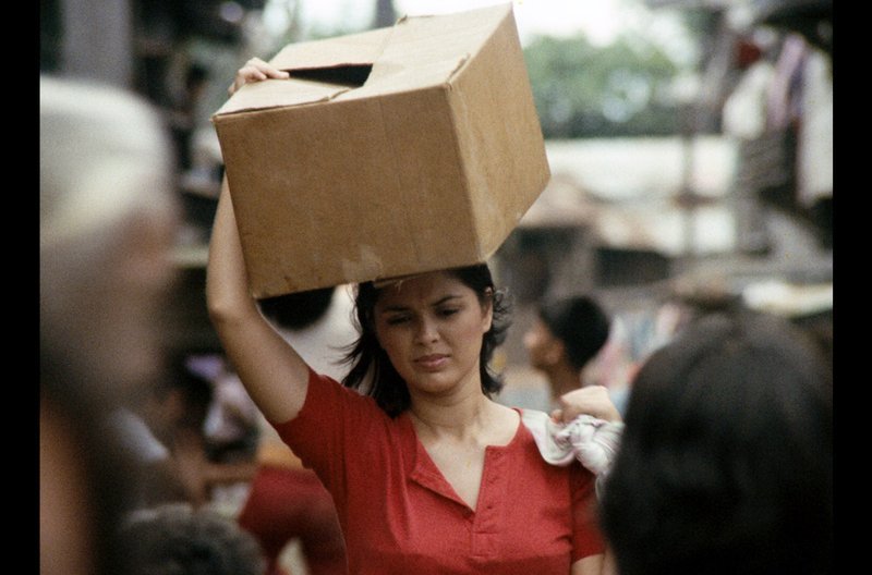 Das junge Mädchen Insiang (Hilda Koronel) kämpft sich einen Weg durch das chaotische Leben Manilas, um ihrer Arbeit als Wäscherin nachzugehen. – Bild: ARTE France /​ © 1976 The Film Foundation