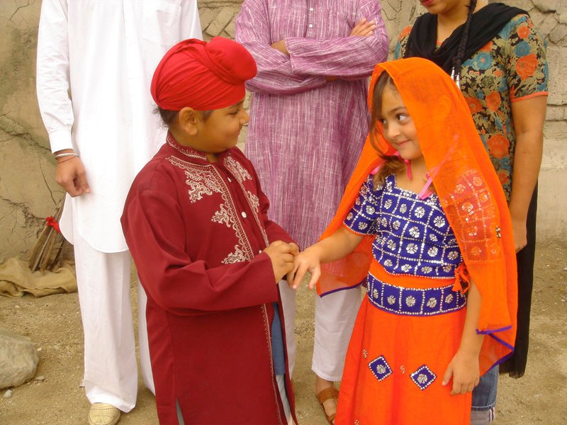 Shalini (Jasmine Singh Cooper,r.) wird schon als Sechsjährige mit ihrem künftigen Ehemann verlobt. – Bild: RRS