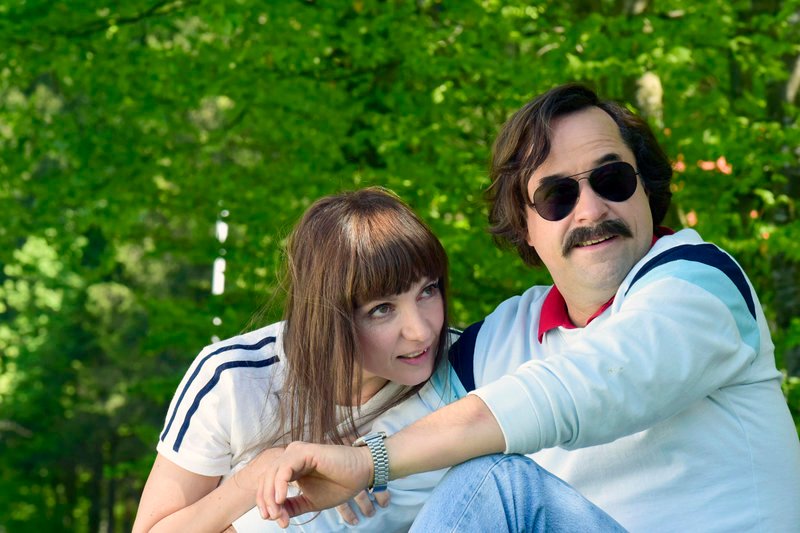 Elke (Julia Koschitz) und Sebastian Wastl Kronach (Jan Josef Liefers) als glückliches Ehepaar – Bild: ZDF /​ © Jürgen Olczyk