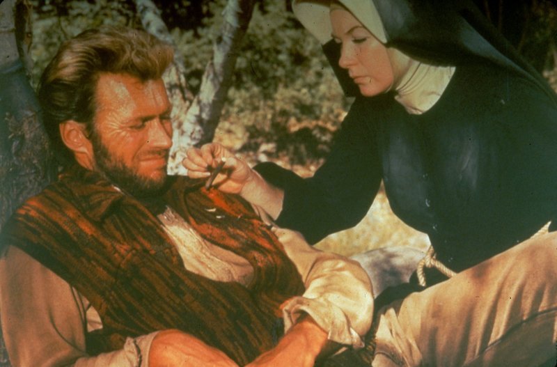 Sister Sara (Shirley MacLaine) takes care of Hogan (Clint Eastwood) – Bild: BR Fernsehen