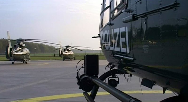 Ob „Walpurgisnacht“ oder Großbrand in Berlin, Nachteinsätze mit Wärmebildkamera oder eine Verfolgungsjagd an der deutsch-polnischen Grenze: Die Berliner Polizeihubschrauberstaffel fliegt seit 2004 gemeinsam mit der Bundespolizei zu solchen Einsätzen – ein Unikum im deutschen Föderalismusdschungel. Land und Bund teilen sich einen EC 135 T2 Helikopter, der oft mit gemischten Crews fliegt. So sparen beide Geld und arbeiten effizienter zusammen bei der Verbrechensbekämpfung. – Bild: N24 Doku