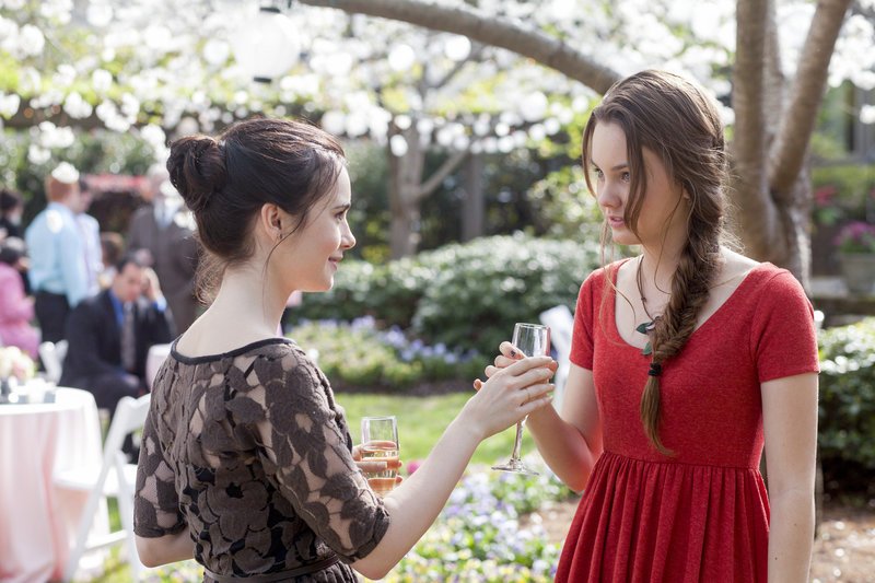 Samantha (Lily Collins, li.) freundet sich mit Kate (Liana Liberato), der Freundin ihres Bruders an. – Bild: ORF Samantha (Lily Collins, li.) freundet sich mit Kate (Liana Liberato), der Freundin ihres Bruders an. – Bild: ORF