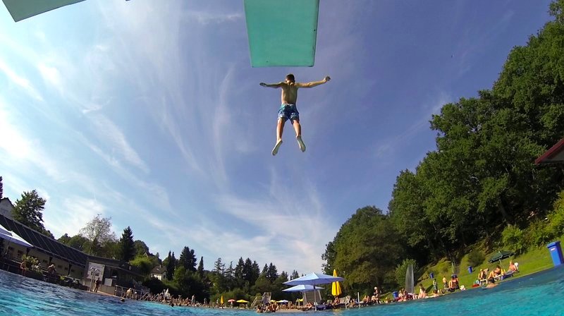 WDR Fernsehen ALS DAS WETTER VERRÜCKTSPIELTE – DIE GRÖSSTEN NATURKATASTROPHEN IM WESTEN, Ein Film von Lothar Schröder, am Freitag (11.01.19) um 20:15 Uhr. Badevergnügen im Freibad Siegen-Geisweid. © WDR/Betabande, honorarfrei – Verwendung gemäß der AGB im engen inhaltlichen, redaktionellen Zusammenhang mit genannter WDR-Sendung bei Nennung „Bild: WDR/Betabande“ (S2). WDR Presse und Information/Redaktion Bild, Köln, Tel: 0221/220 -7132 oder -7133, Fax: -777132, bildredaktion@wdr.de – Bild: WDR/Betabande WDR Fernsehen ALS DAS WETTER VERRÜCKTSPIELTE – DIE GRÖSSTEN NATURKATASTROPHEN IM WESTEN, Ein Film von Lothar Schröder, am Freitag (11.01.19) um 20:15 Uhr. Badevergnügen im Freibad Siegen-Geisweid. © WDR/Betabande, honorarfrei – Verwendung gemäß der AGB im engen inhaltlichen, redaktionellen Zusammenhang mit genannter WDR-Sendung bei Nennung „Bild: WDR/Betabande“ (S2). WDR Presse und Information/Redaktion Bild, Köln, Tel: 0221/220 -7132 oder -7133, Fax: -777132, bildredaktion@wdr.de – Bild: WDR/Betabande