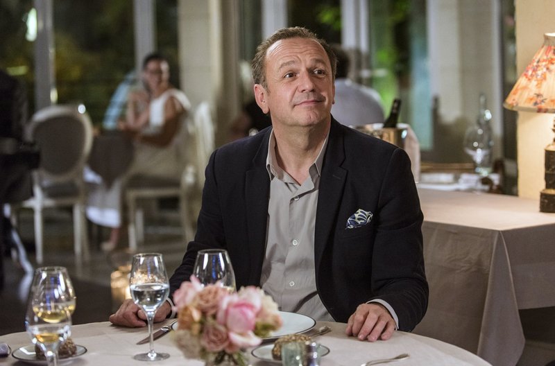 Jacques (Arnaud Viard) möchte Anne den kulinarischen Reichtum der Grande Nation zeigen. – Bild: ARD Degeto/Tobis Film Jacques (Arnaud Viard) möchte Anne den kulinarischen Reichtum der Grande Nation zeigen. – Bild: ARD Degeto/Tobis Film