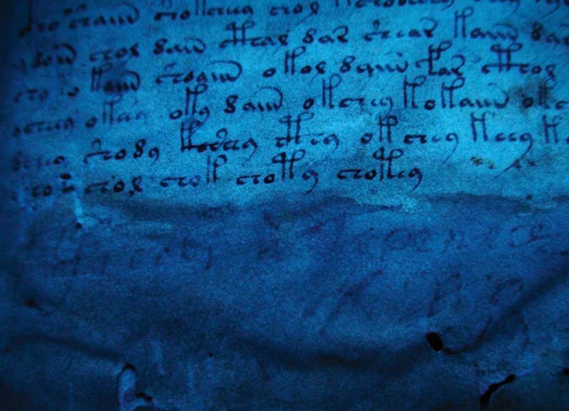 UV-Bild Voynich – Manuskript (Unterschrift eines Besitzer des VMS wird sichtbar). – Bild: ORF