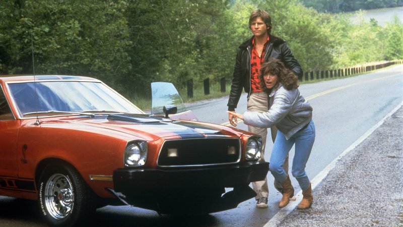 Ein außerirdischer Besucher (Jeff Bridges) muss auf der Erde in der Nähe des Hauses der jungen Witwe Jenny (Karen Allen) notlanden. Er nimmt die Gestalt ihres verstorbenen Ehemannes Scott an und bittet Jenny, ihn nach Arizona zu bringen. Auf ihrer Reise quer durch die USA erregt der Fremde mit seinen sonderbaren Fähigkeiten schnell die Aufmerksamkeit des Militärs … – Bild: RTL Zwei