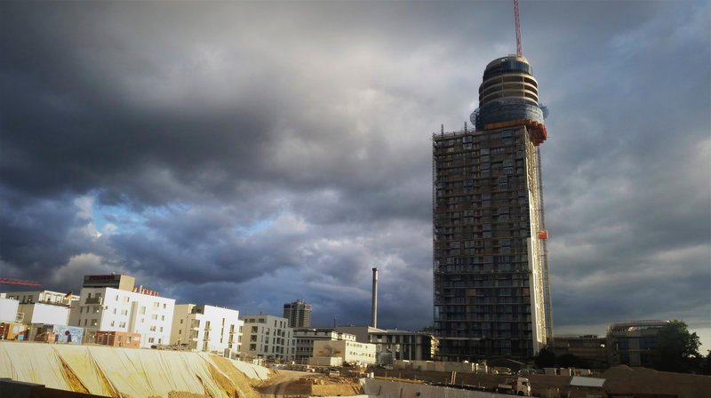 Blick auf den neuen Henninger-Turm im Bau. – Bild: HR/Simone Jung Blick auf den neuen Henninger-Turm im Bau. – Bild: HR/Simone Jung