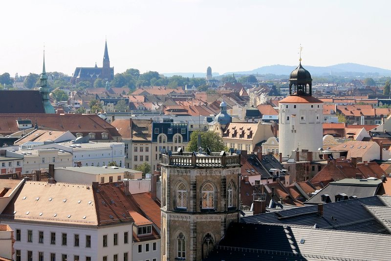 Vom Rathausturm aus Richtung Südwesten gedreht. Den hellen, markanten Turm nennt der Volksmund nur „der Dicke“. – Bild: MDR/​René Römer