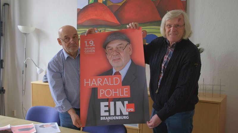 Für seinen Dokumentarfilm „Die Unerhörten“ begleitet der Prignitzer Jean Boué den Kampf um das Direktmandat für den Potsdamer Landtag im Brandenburger Wahlkreis 1, der Westprignitz. Die Herren Pohle, Domres, Hoffmann, Schneewolf und Czajkowski treten gegeneinander an. In ihren Kampagnen setzten sie sich mit der Landbevölkerung auseinander, den so genannten Abgehängten. – Harald Pohle von der SPD hat seinen eigenen Wahlkampfberater. – Bild: rbb/​Knut Schmitz