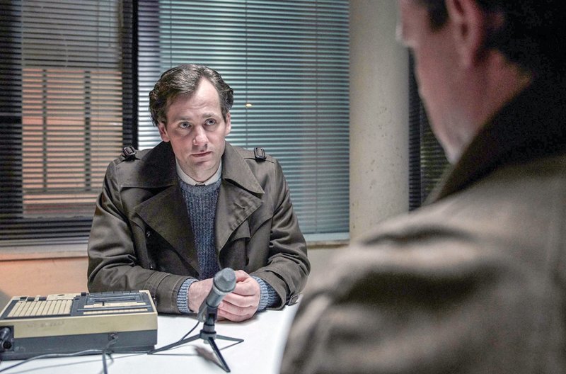 Armin Glaser (Florian Stetter) nutzt seine Stellung bei der Staatssicherheit, um eigene Nachforschungen zu betreiben. – Bild: ZDF Armin Glaser (Florian Stetter) nutzt seine Stellung bei der Staatssicherheit, um eigene Nachforschungen zu betreiben. – Bild: ZDF