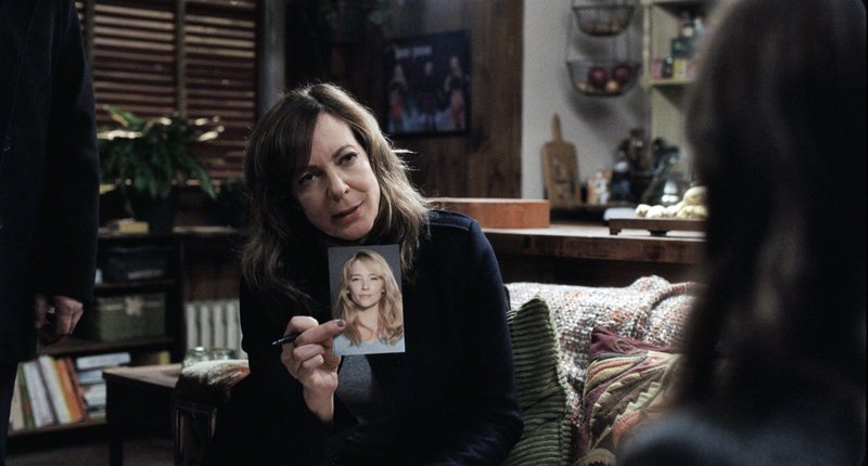 Detective Riley (Allison Janney) versucht, eine vermisste Frau zu finden. – Bild: ZDF und Barry Wetcher.