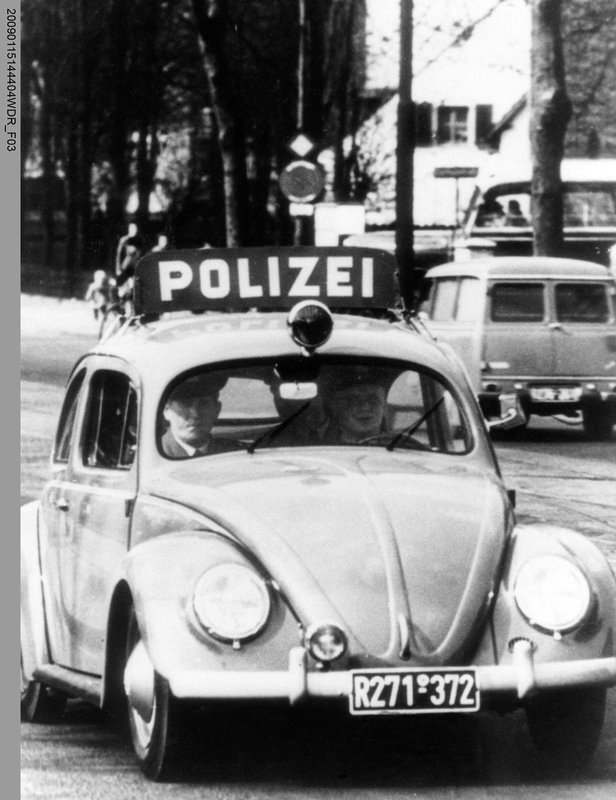 WDR Fernsehen ALS DIE POLIZEI NOCH IM KÄFER KAM, „Blaulichtgeschichten aus NRW“, Ein Film von Lothar Schröder, am Montag (30.05.11) um 20:15 Uhr. Hapkas erster Revierfunkstreifenwagen 1956: 1956 konnte Georg Hapka endlich Käfer fahren. – Bild: WDR WDR Fernsehen ALS DIE POLIZEI NOCH IM KÄFER KAM, „Blaulichtgeschichten aus NRW“, Ein Film von Lothar Schröder, am Montag (30.05.11) um 20:15 Uhr. Hapkas erster Revierfunkstreifenwagen 1956: 1956 konnte Georg Hapka endlich Käfer fahren. – Bild: WDR