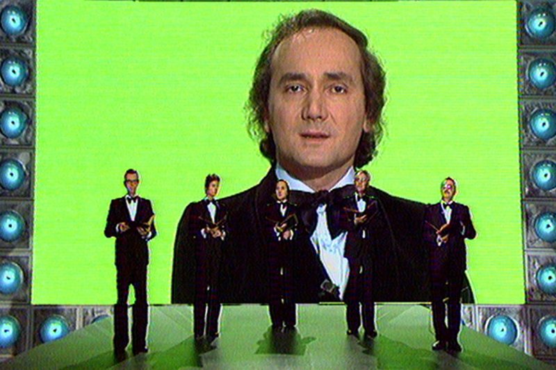 Das kommt nie wieder Die Silvestershow mit Heidi Abel Sendung vom 31.12.1975 Léon Huber und weitere Tagesschau-Sprecher warten in der Silvestershow 1975 mit einer Darbietung auf. SRF – Bild: SRF2