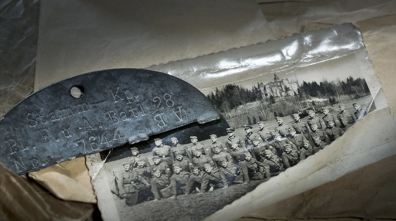 Fundstück: Erkennungsmarke und Foto – Bild: MDR/Matthias Müller Fundstück: Erkennungsmarke und Foto – Bild: MDR/Matthias Müller