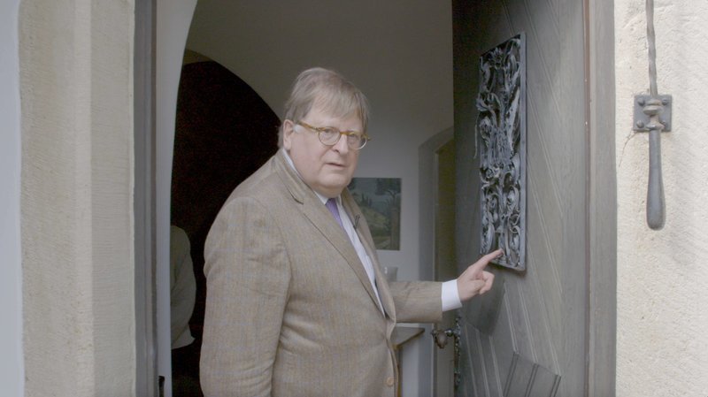 Felix de Marez Oyens konnte insgesamt 11 Objekte aus der großen Kunst-Sammlung seiner Vorfahren ausfindig machen. Der Rest ist verschollen. – Bild: ZDF und Lupa-Film/​Felix von Boehm.