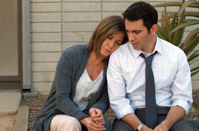 Claire (Jennifer Aniston) und ihr Ex-Mann Jason (Chris Messina) verbindet nur noch ein tiefer Schmerz. – Bild: Warner Bros. Claire (Jennifer Aniston) und ihr Ex-Mann Jason (Chris Messina) verbindet nur noch ein tiefer Schmerz. – Bild: Warner Bros.